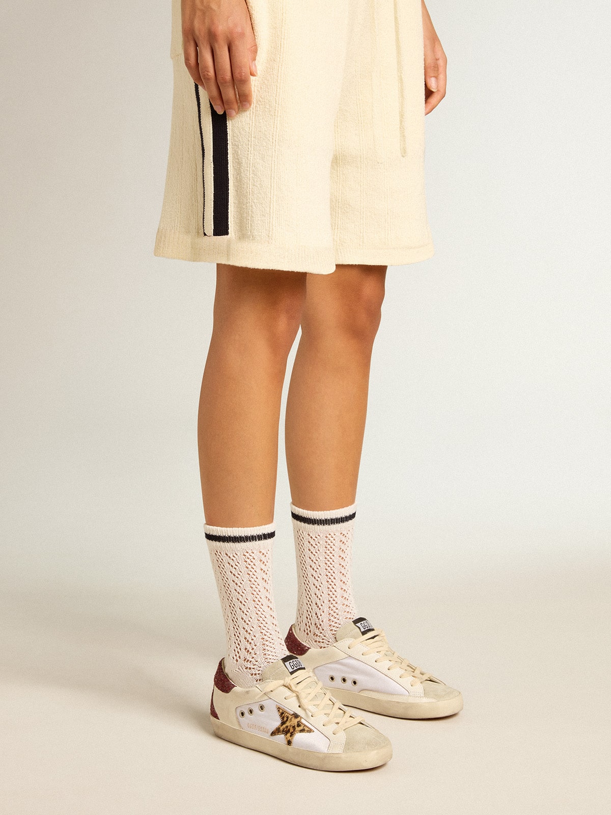 Long ribbed socks in vintage white with black stripe
