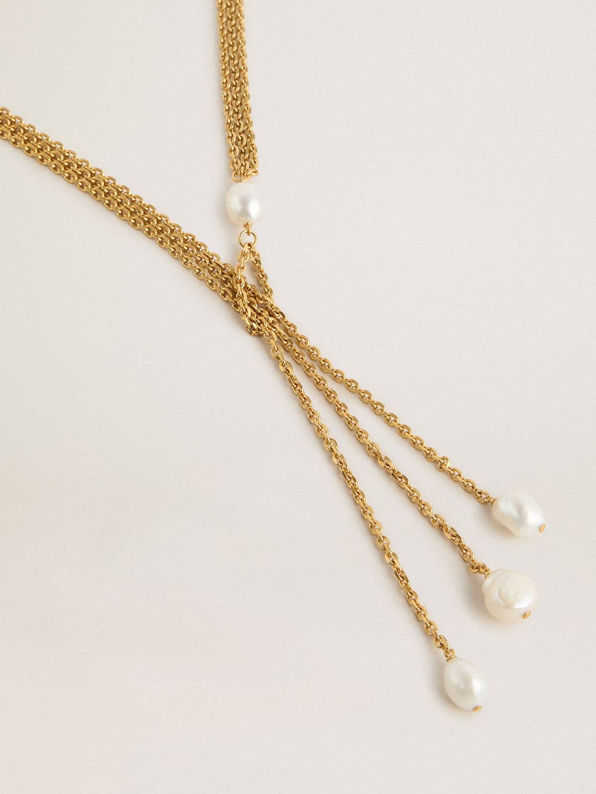 Necklace with antique gold-colored chains with pearls
