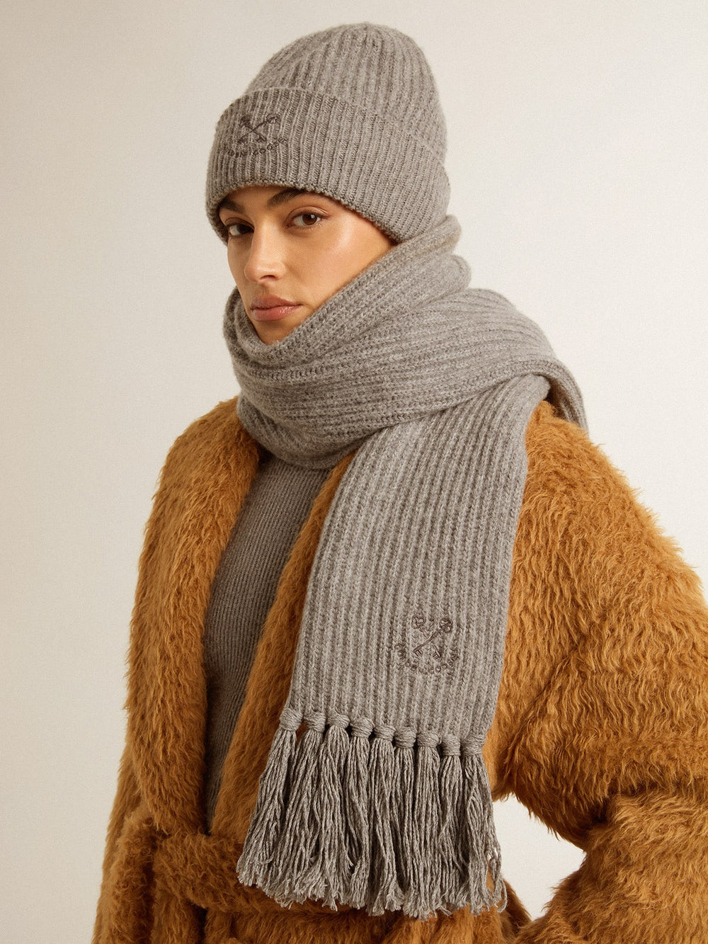Gray ribbed wool scarf