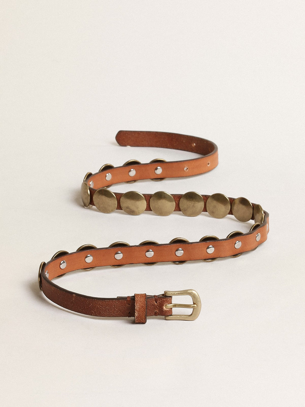 Trinidad belt in aged tan-colored leather with golden maxi studs