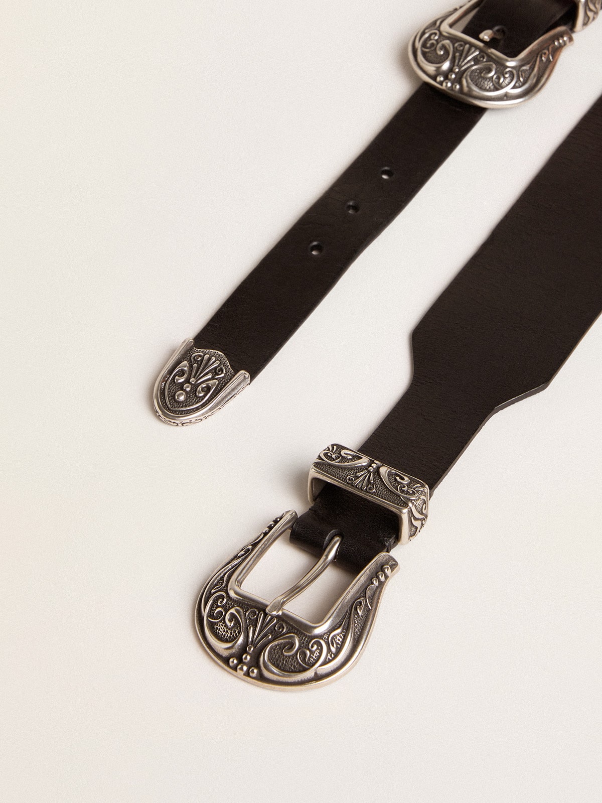 Black belt in washed leather with silver-colored double buckle