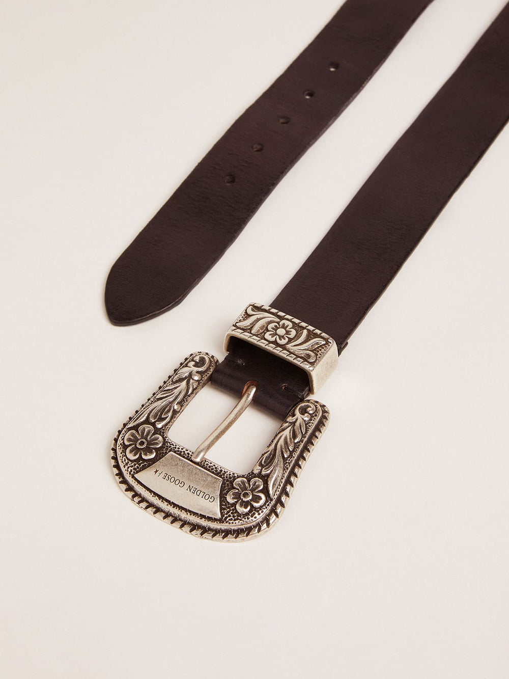 Women's belt in black leather with silver decorated buckle