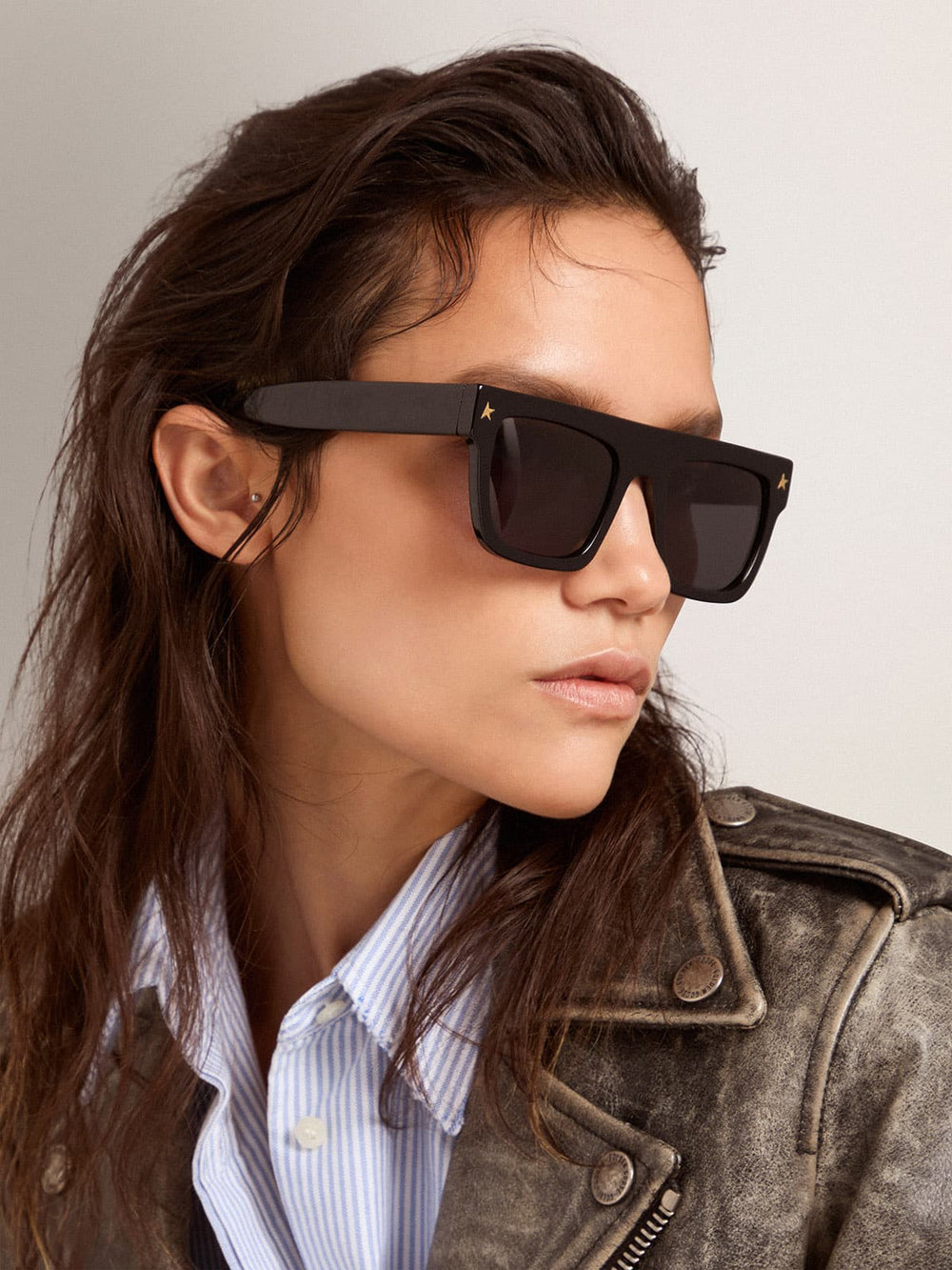 Square sunglasses with black frame and gold details