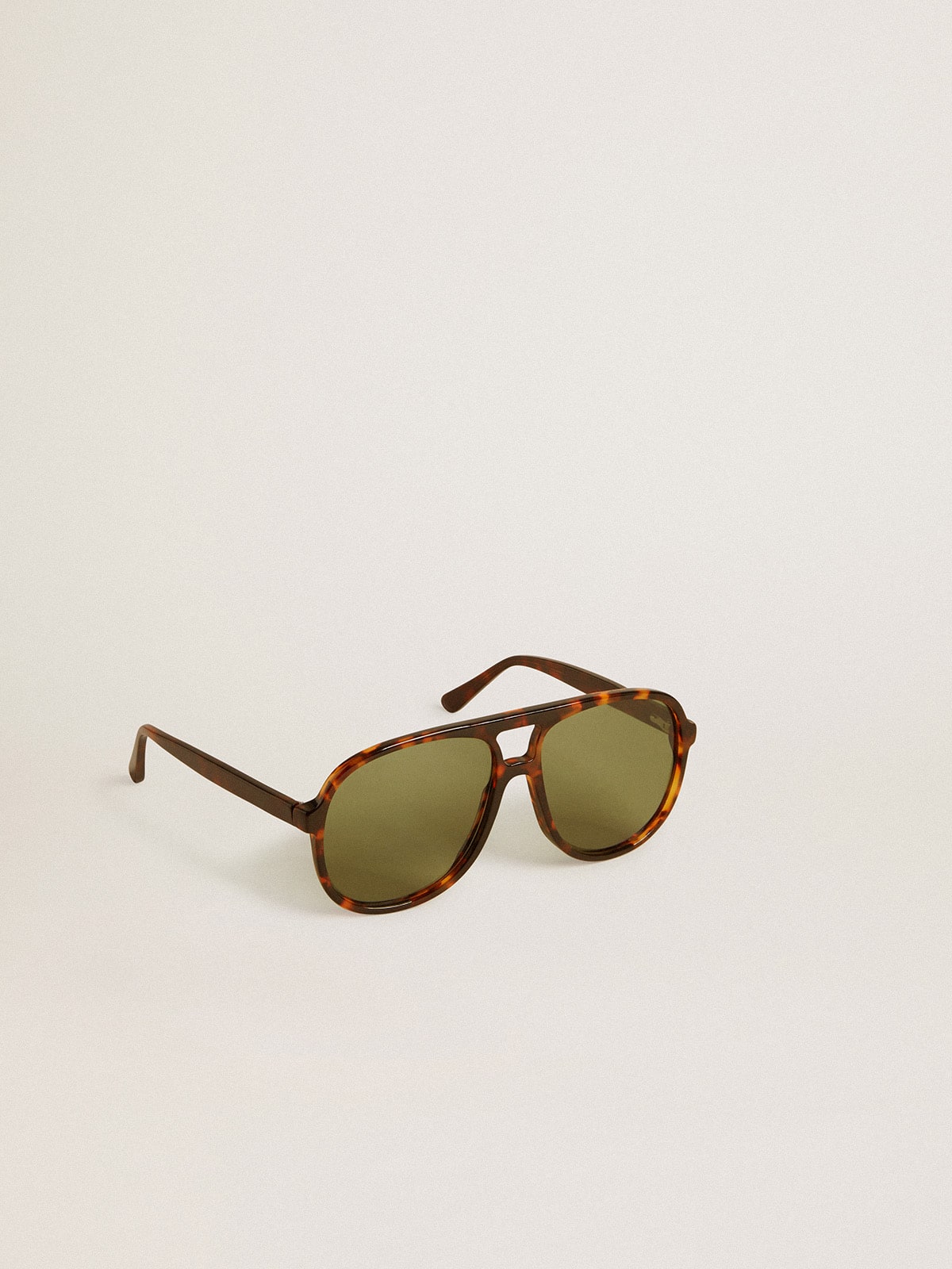 Aviator style sunglasses with tortoiseshell frame and green lenses
