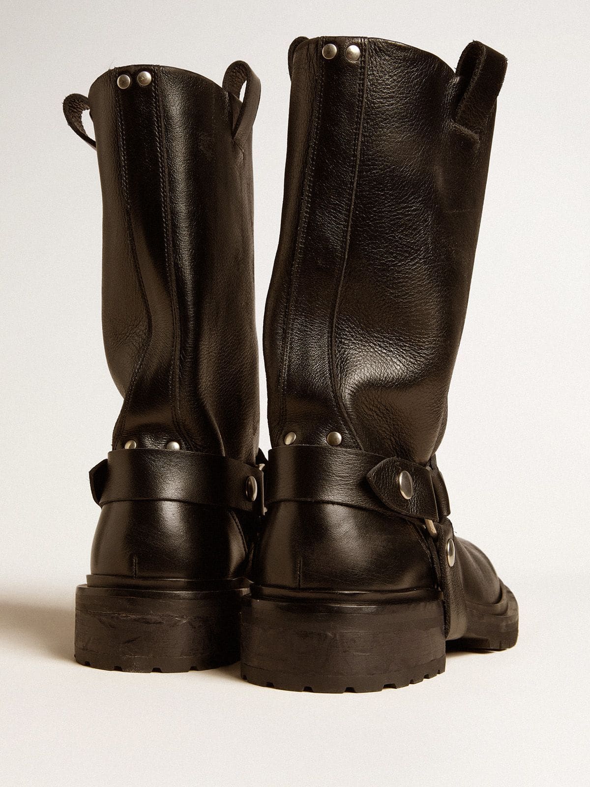 Kurt boots in glossy black leather with silver-colored buckle and studs