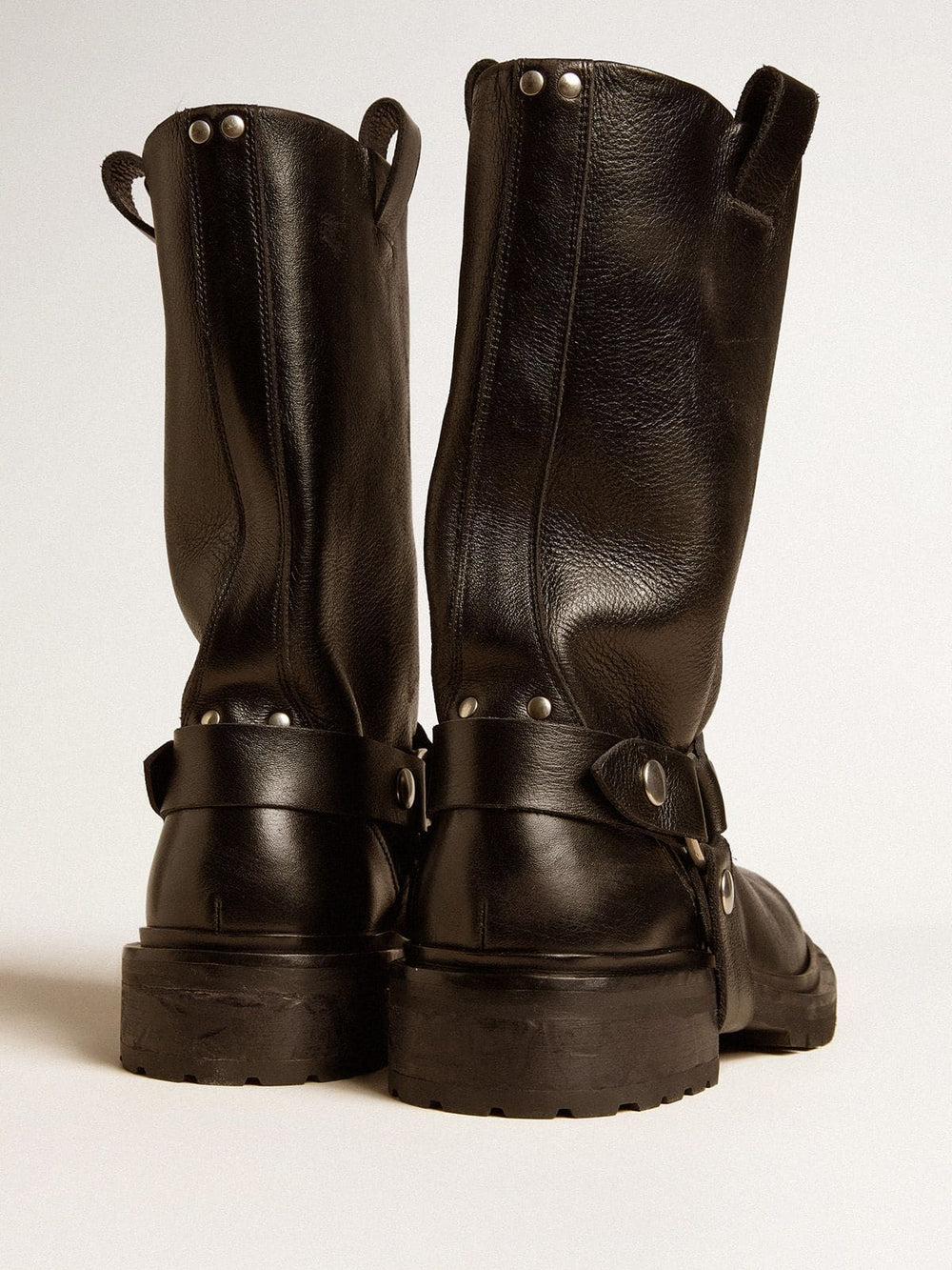 Kurt boots in glossy black leather with silver-colored buckle and studs