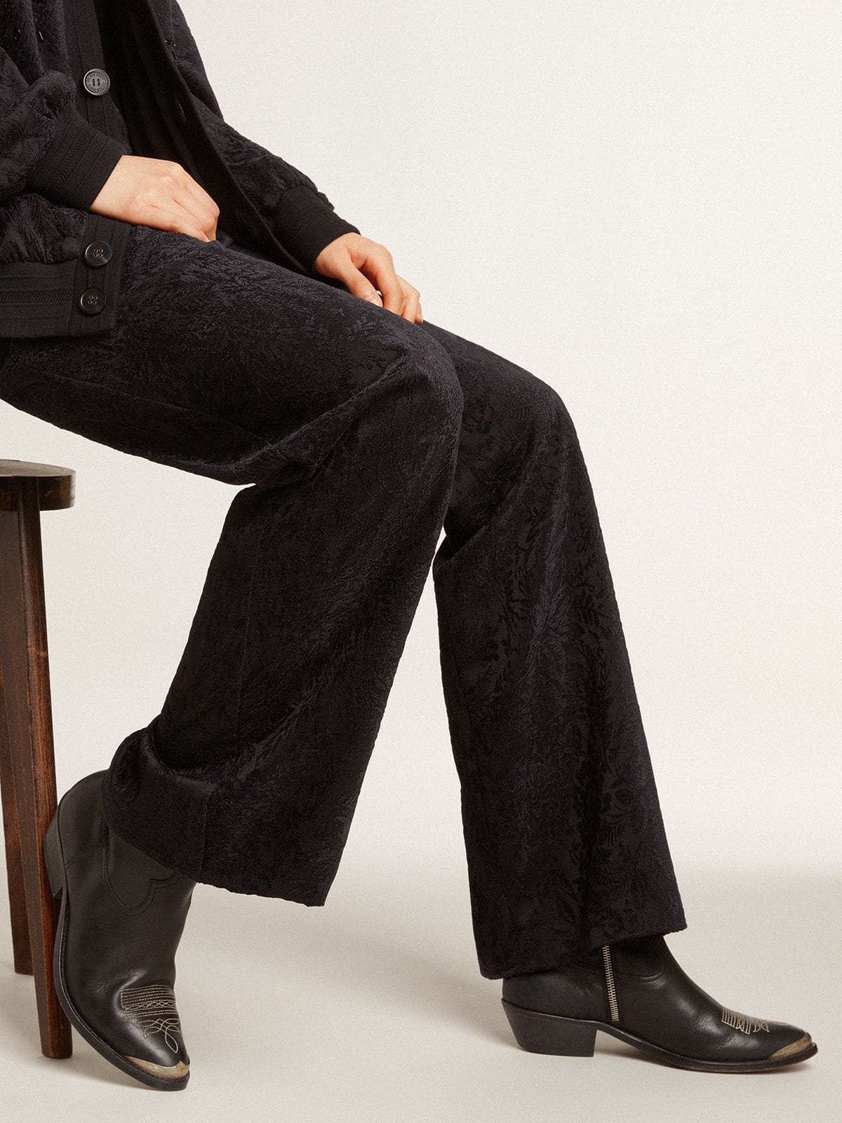 Young ankle boots in black leather with sand-colored embroidery