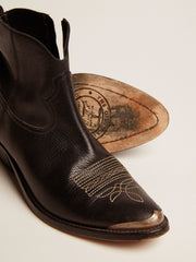 Young ankle boots in black leather with sand-colored embroidery