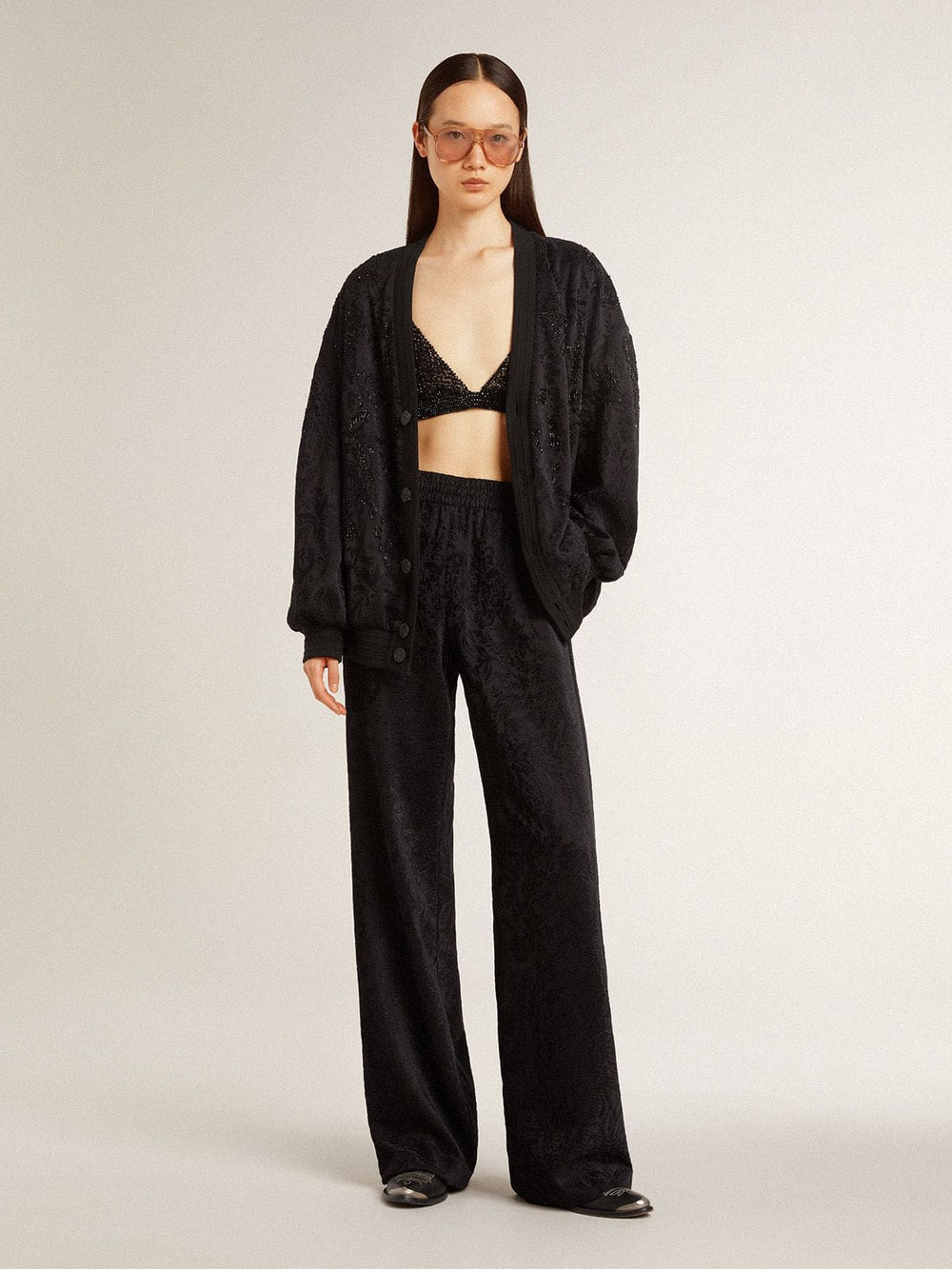 Young ankle boots in black leather with sand-colored embroidery