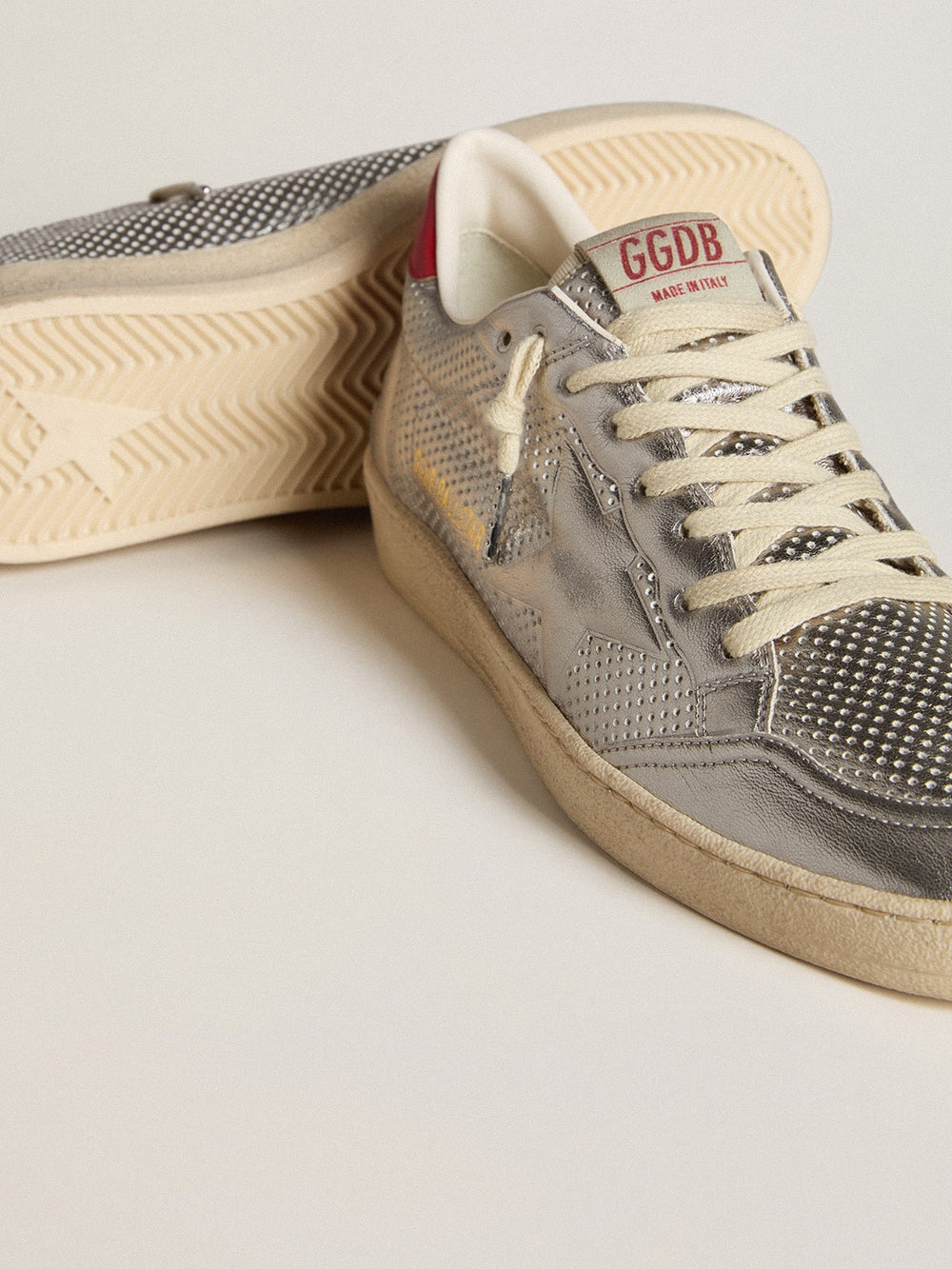 Bio-based Ball Star in metallic silver with silver star and red heel tab