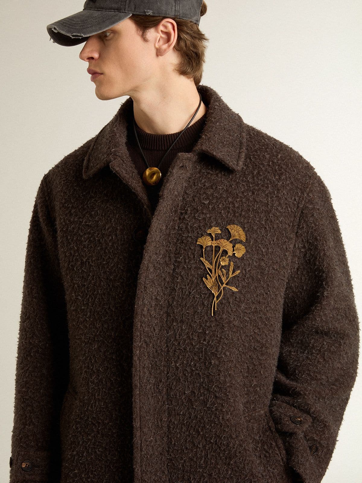 Men's single-breasted Journey coat in wrinkle wool blend with floral pin