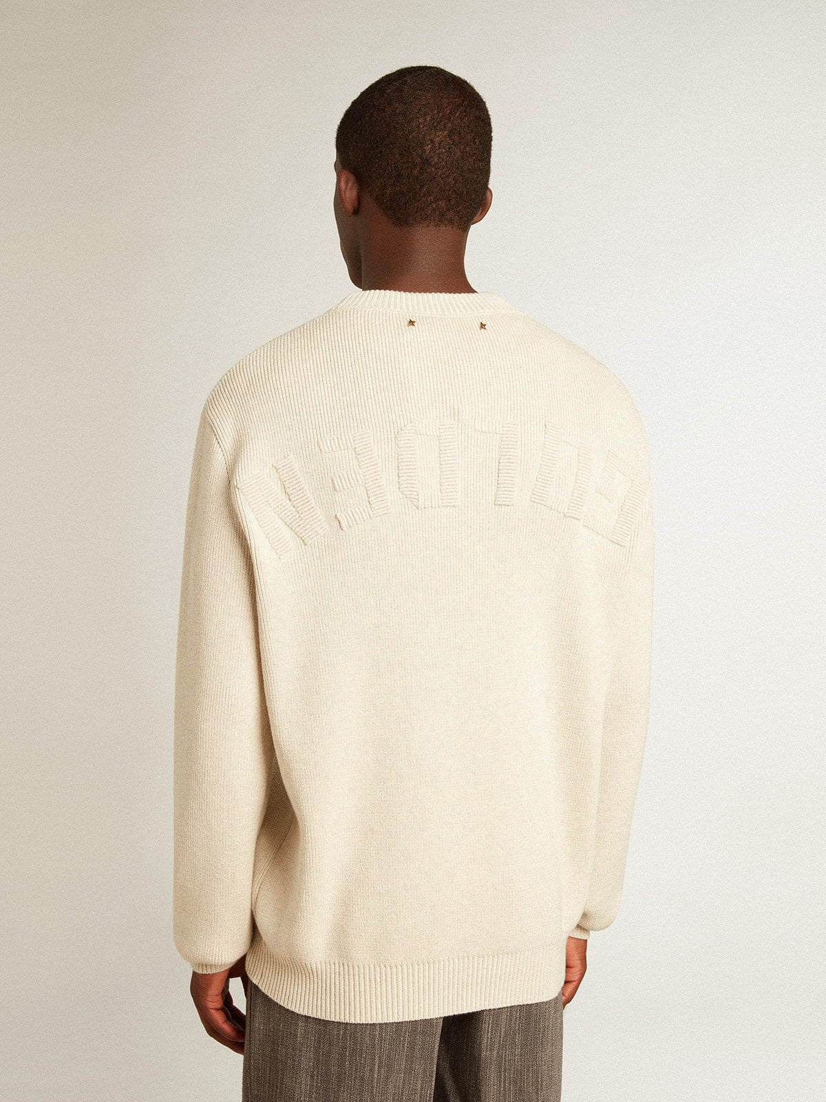 Men’s round-neck sweater in panama-colored cotton with logo on the back