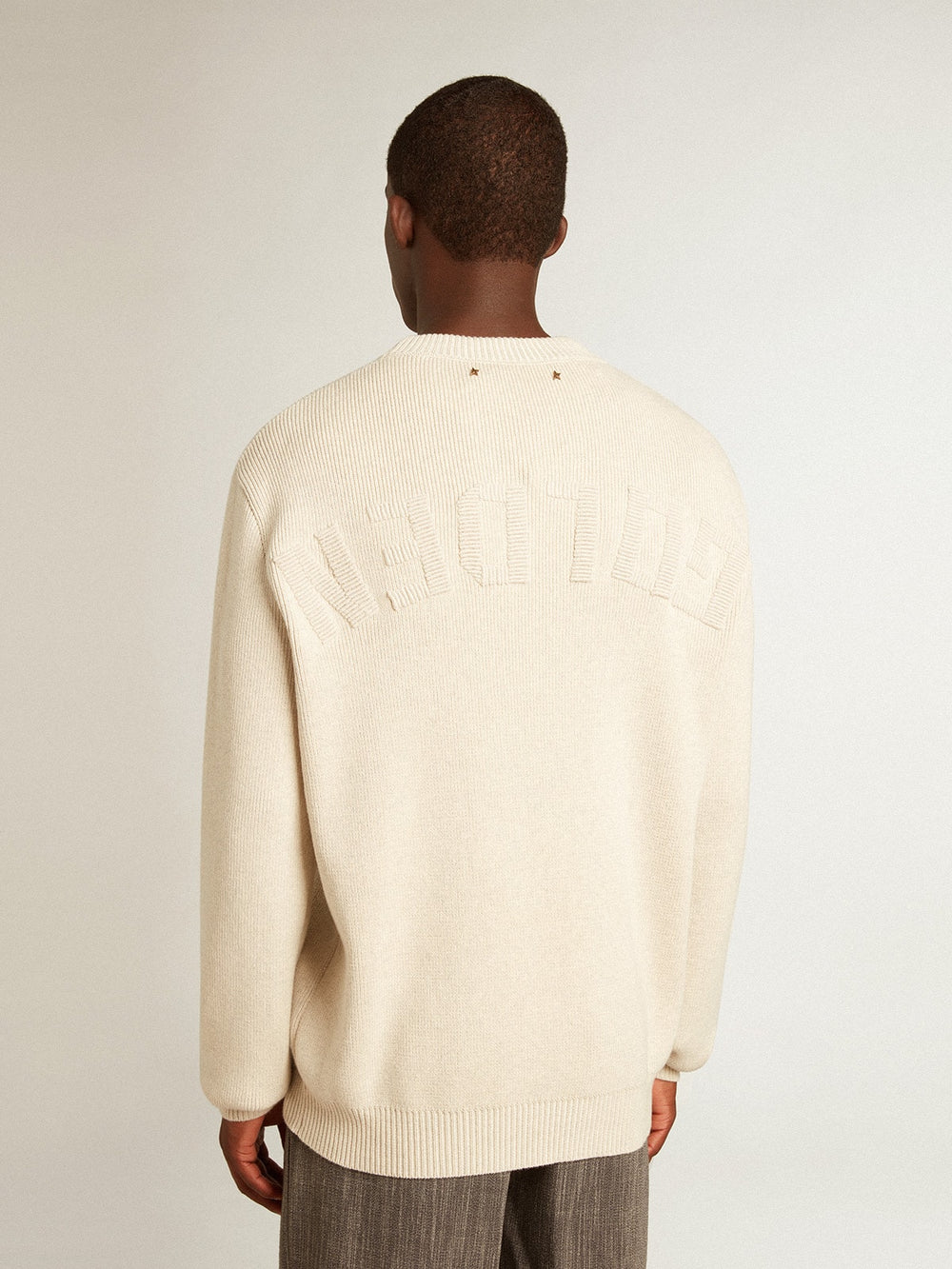 Men’s round-neck sweater in panama-colored cotton with logo on the back