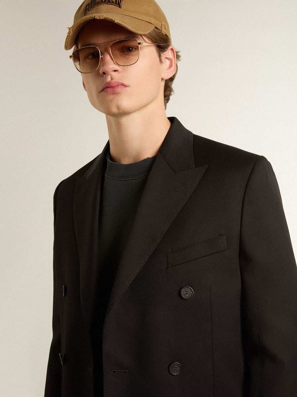 Men’s black double-breasted blazer with button fastening