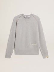 Men’s gray round neck sweatshirt with contrast stitching