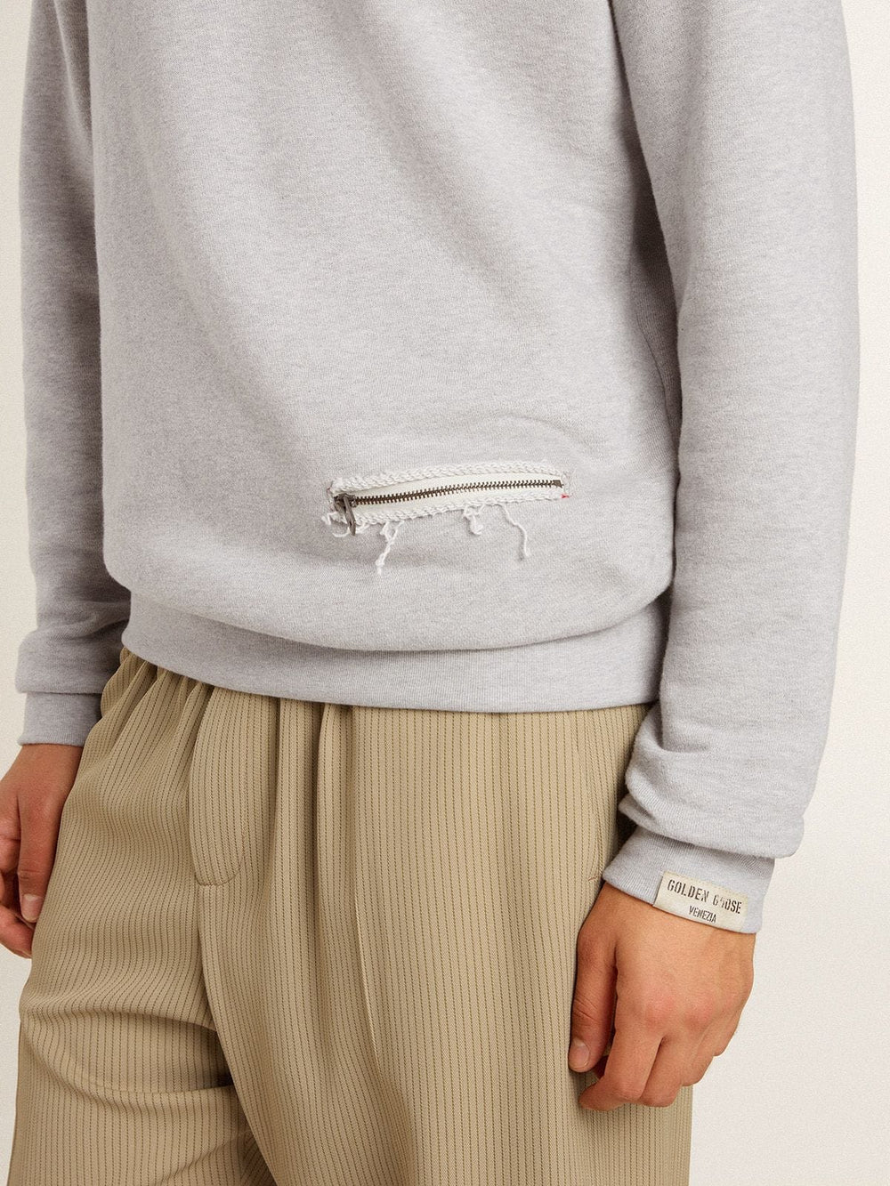 Men’s gray round neck sweatshirt with contrast stitching