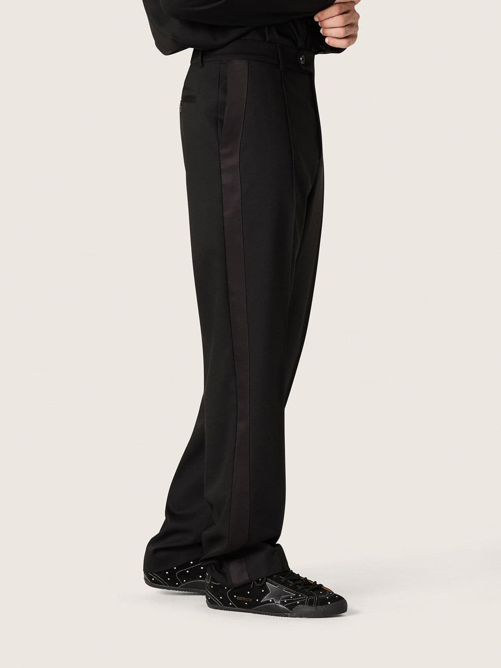 Men's pants in black cool wool with satin side stripe