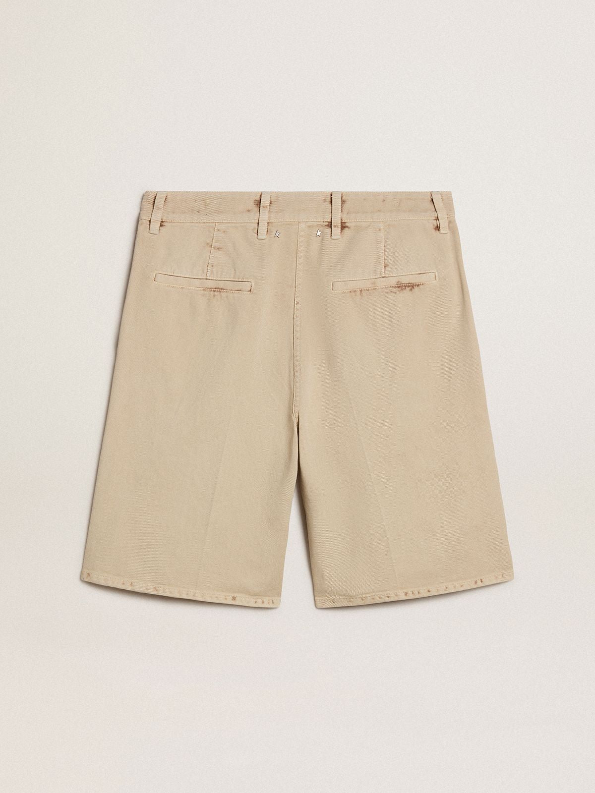 Men's Bermuda shorts in beige denim with a lived-in look finish