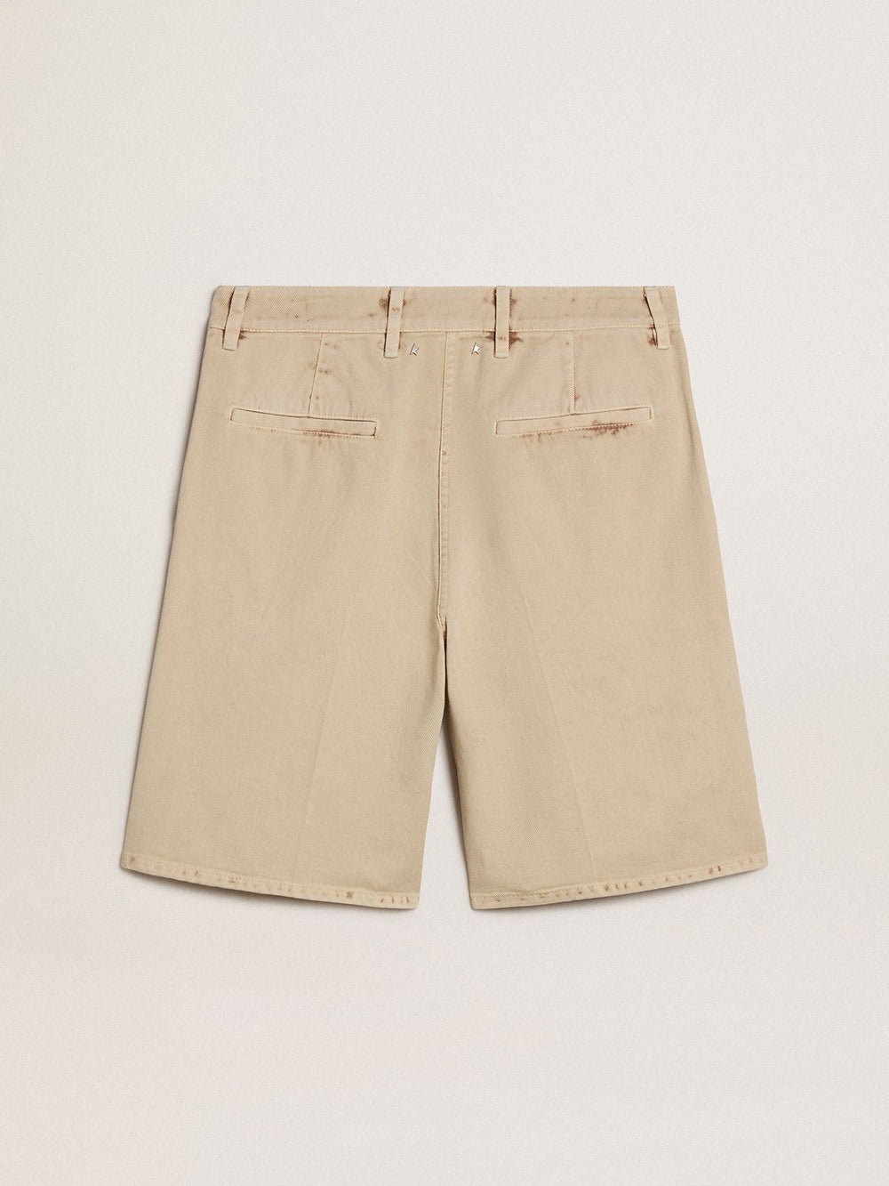 Men's Bermuda shorts in beige denim with a lived-in look finish