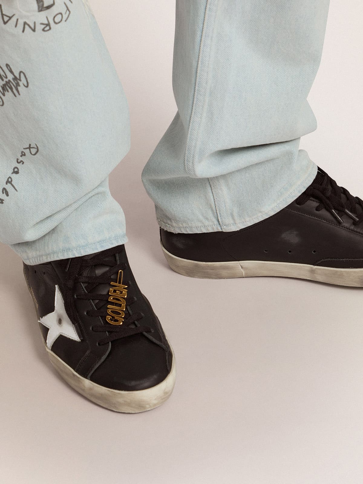 Men's lace lock with clip in old gold color with Golden lettering