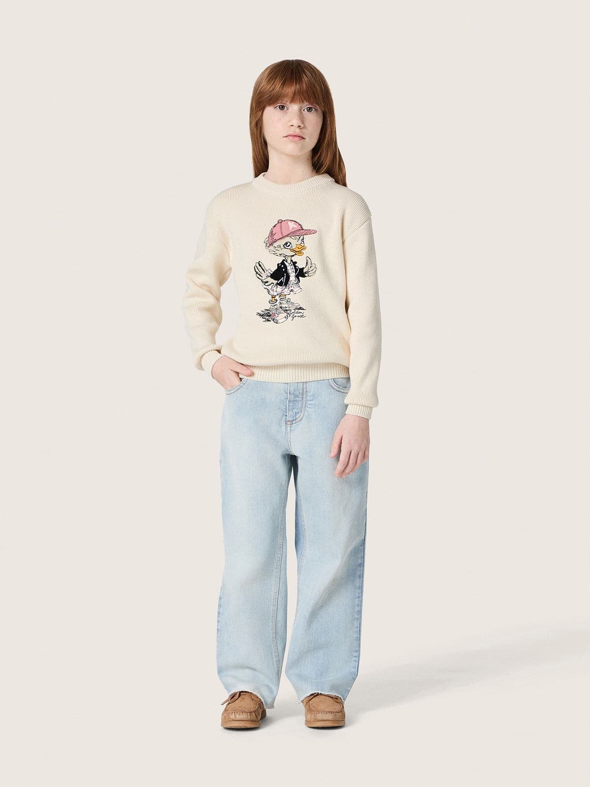 Golden girls’ sweater in white cotton yarn with mascot embroidery
