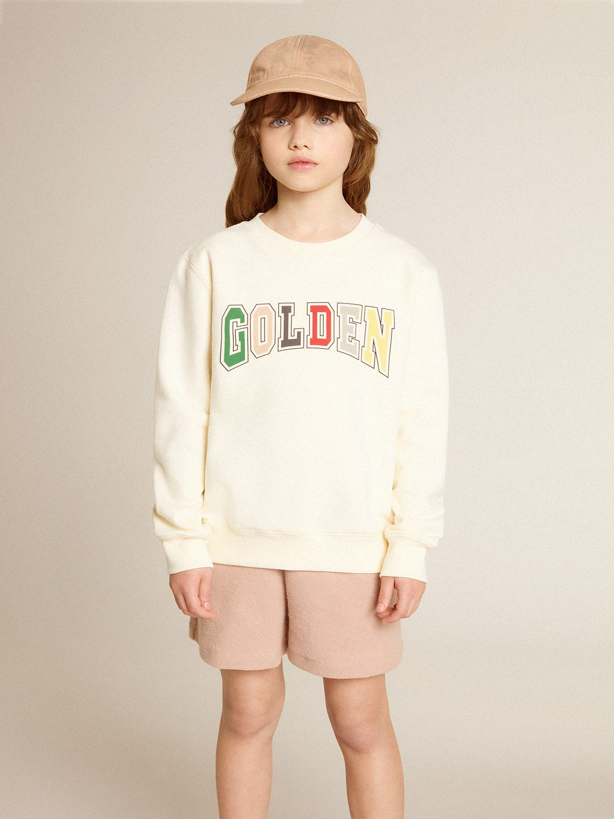 Sweatshirt in aged white with multicolor Golden lettering on the front
