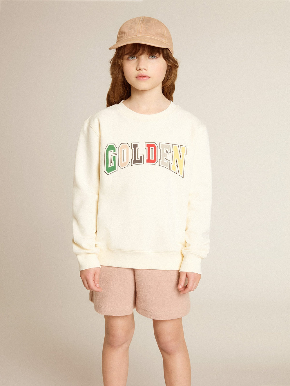 Sweatshirt in aged white with multicolor Golden lettering on the front