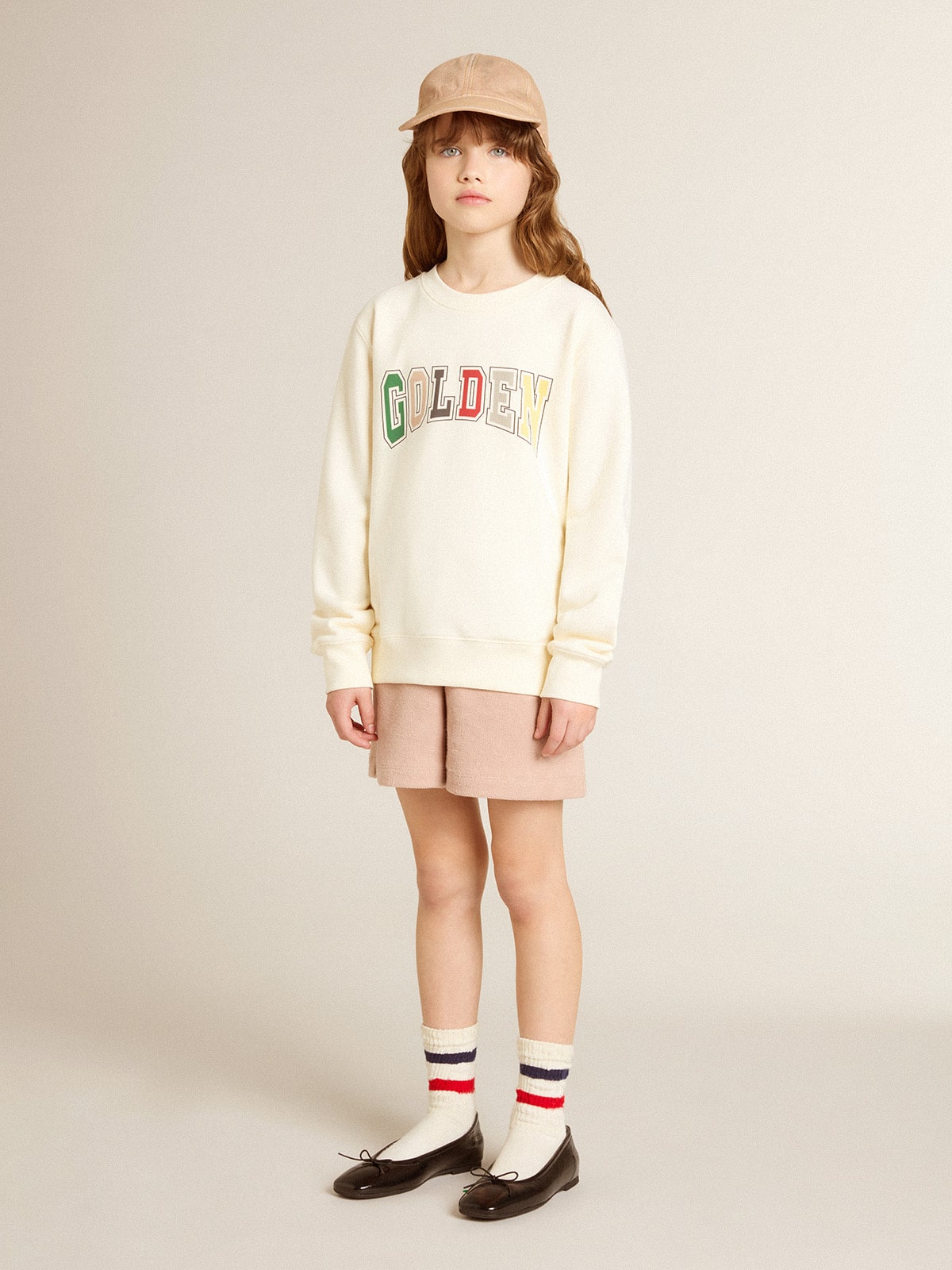 Sweatshirt in aged white with multicolor Golden lettering on the front