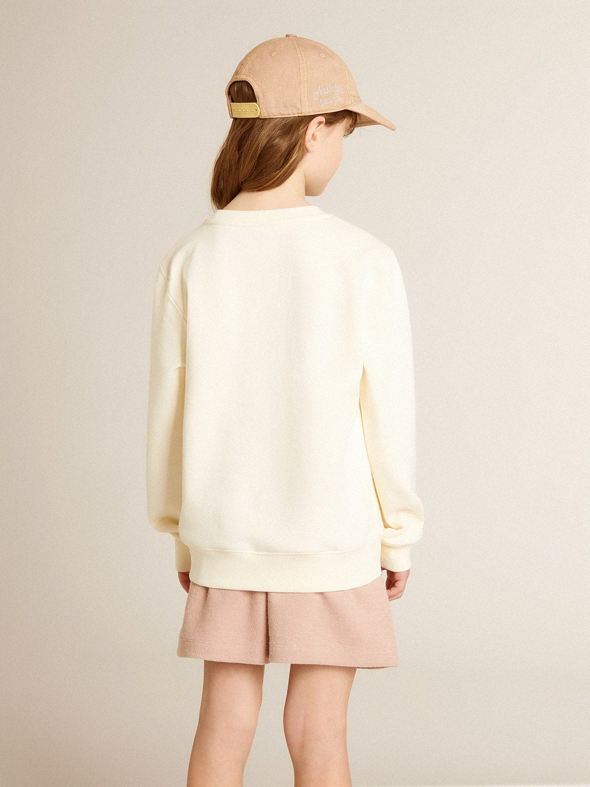 Sweatshirt in aged white with multicolor Golden lettering on the front