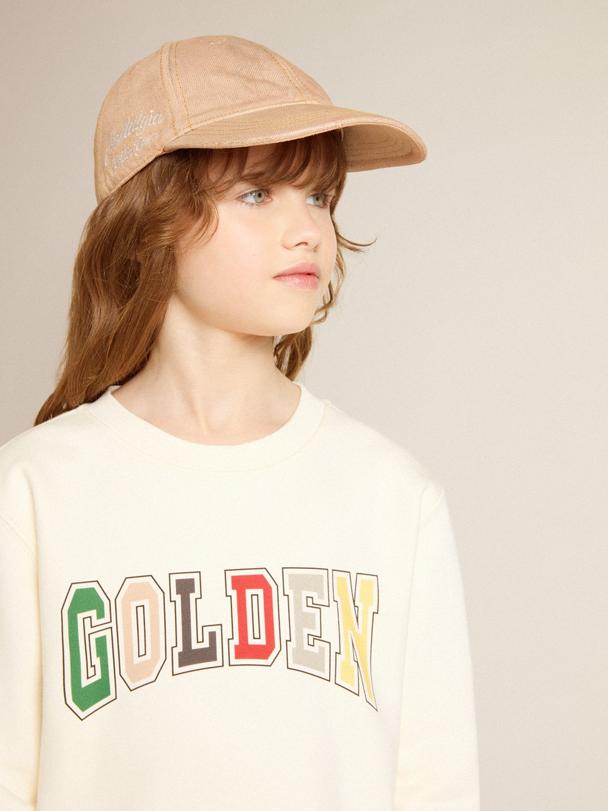 Sweatshirt in aged white with multicolor Golden lettering on the front