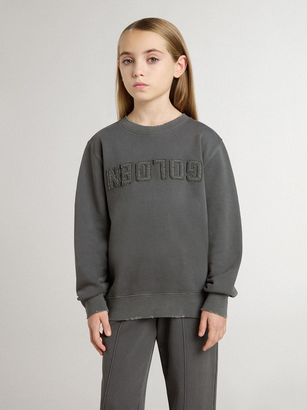 Kids’ gray sweatshirt with raised logo