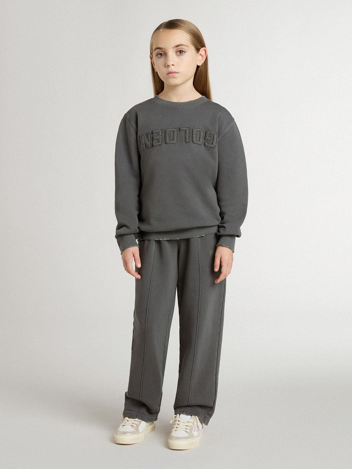Kids’ gray sweatshirt with raised logo