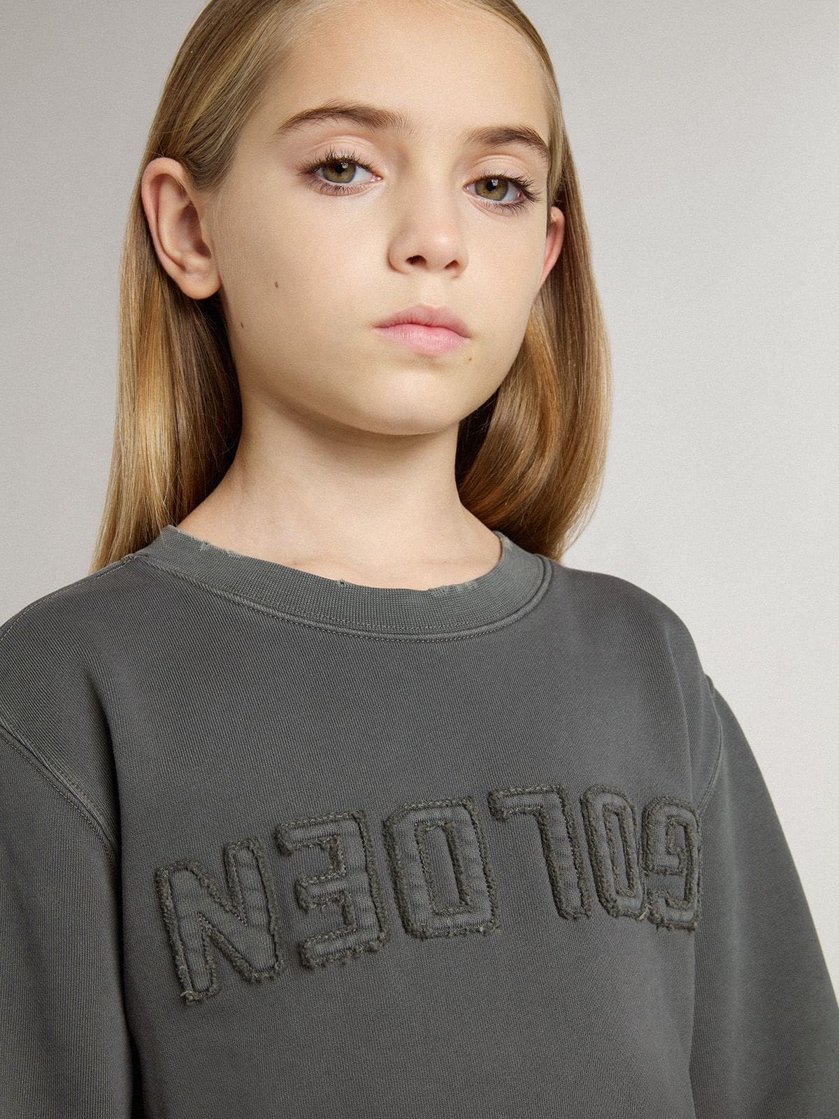 Kids’ gray sweatshirt with raised logo