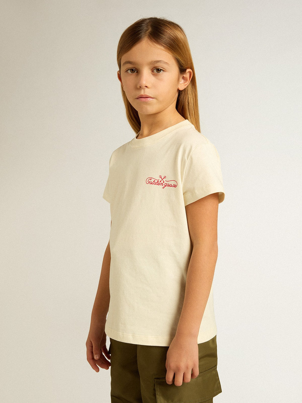 Girls' cotton T-shirt in worn white with red embroidery on the chest