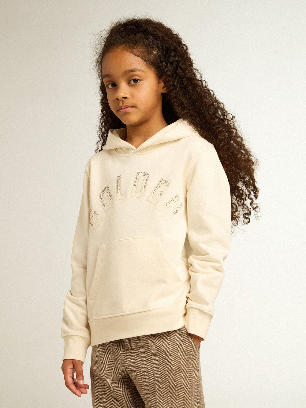 Hooded sweatshirt in aged white with patches