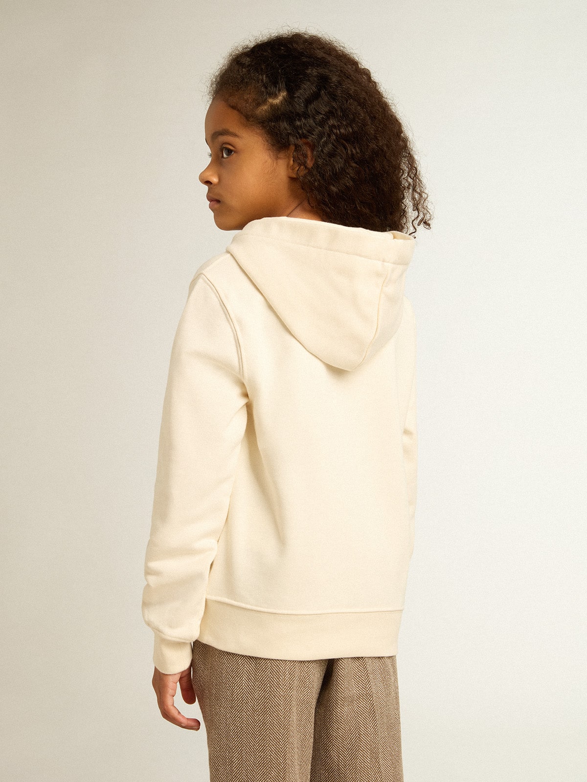 Hooded sweatshirt in aged white with patches