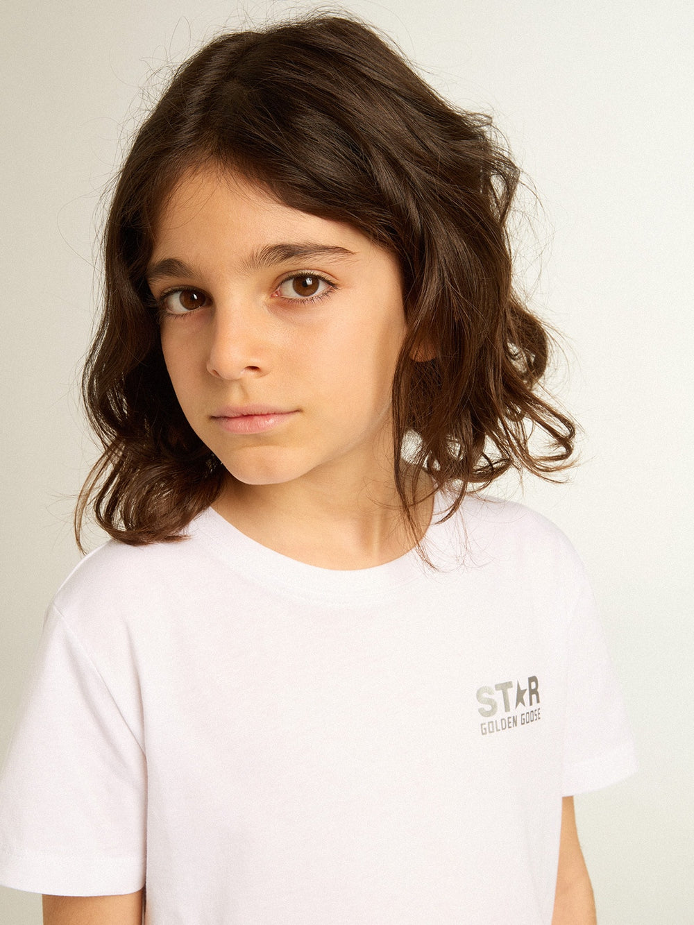 Girls’ white T-shirt with contrasting silver logo and star
