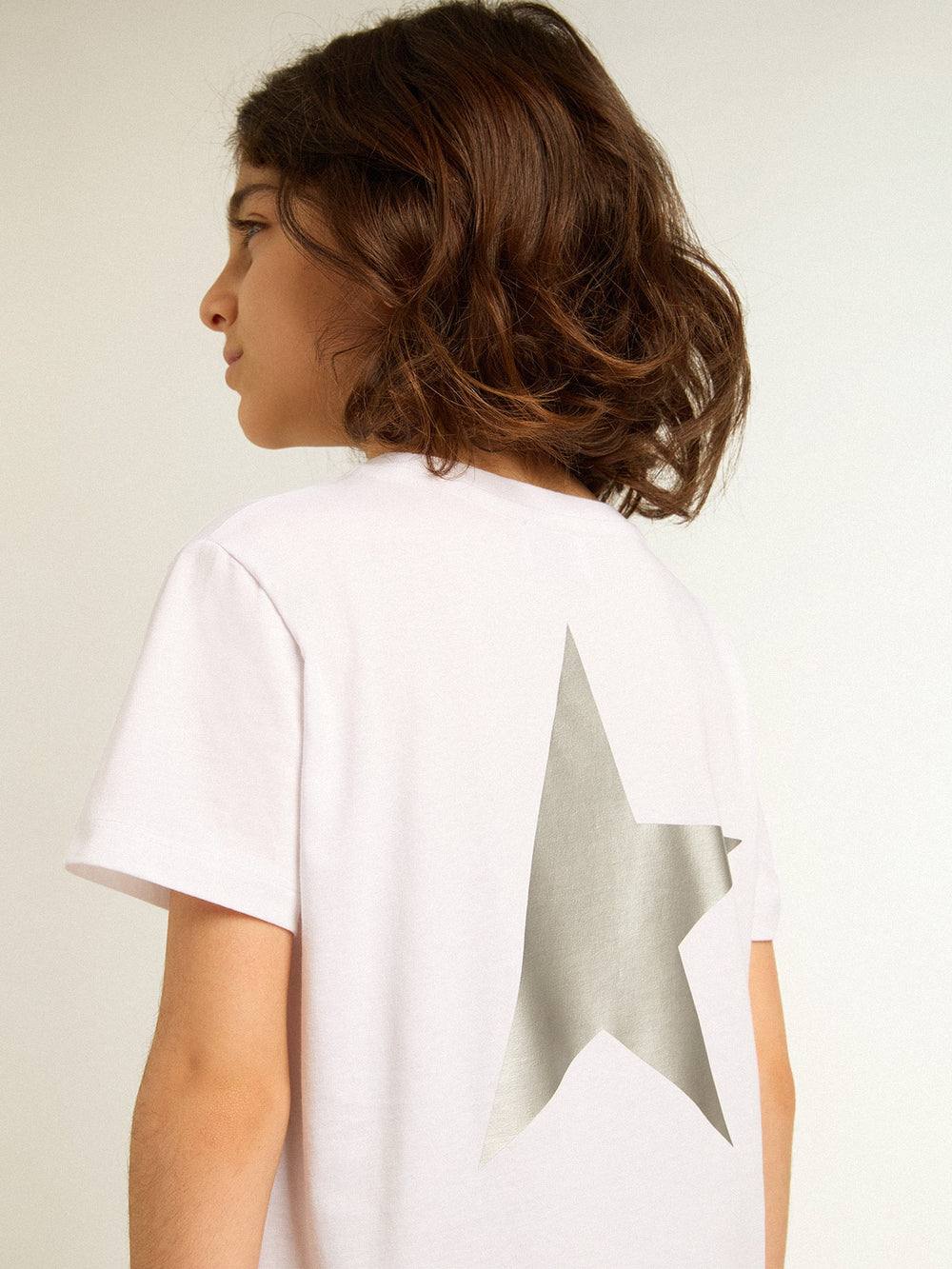 Girls’ white T-shirt with contrasting silver logo and star