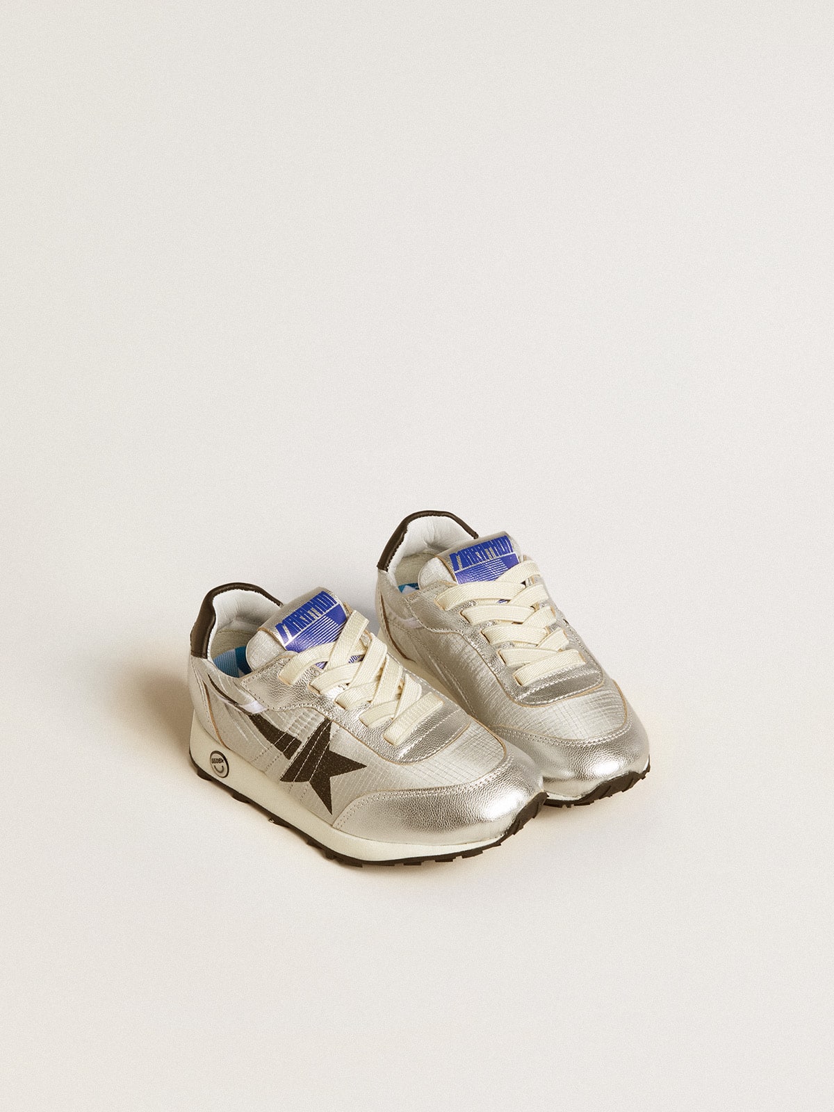 Junior Marathon in silver nylon with black star and leather heel tab