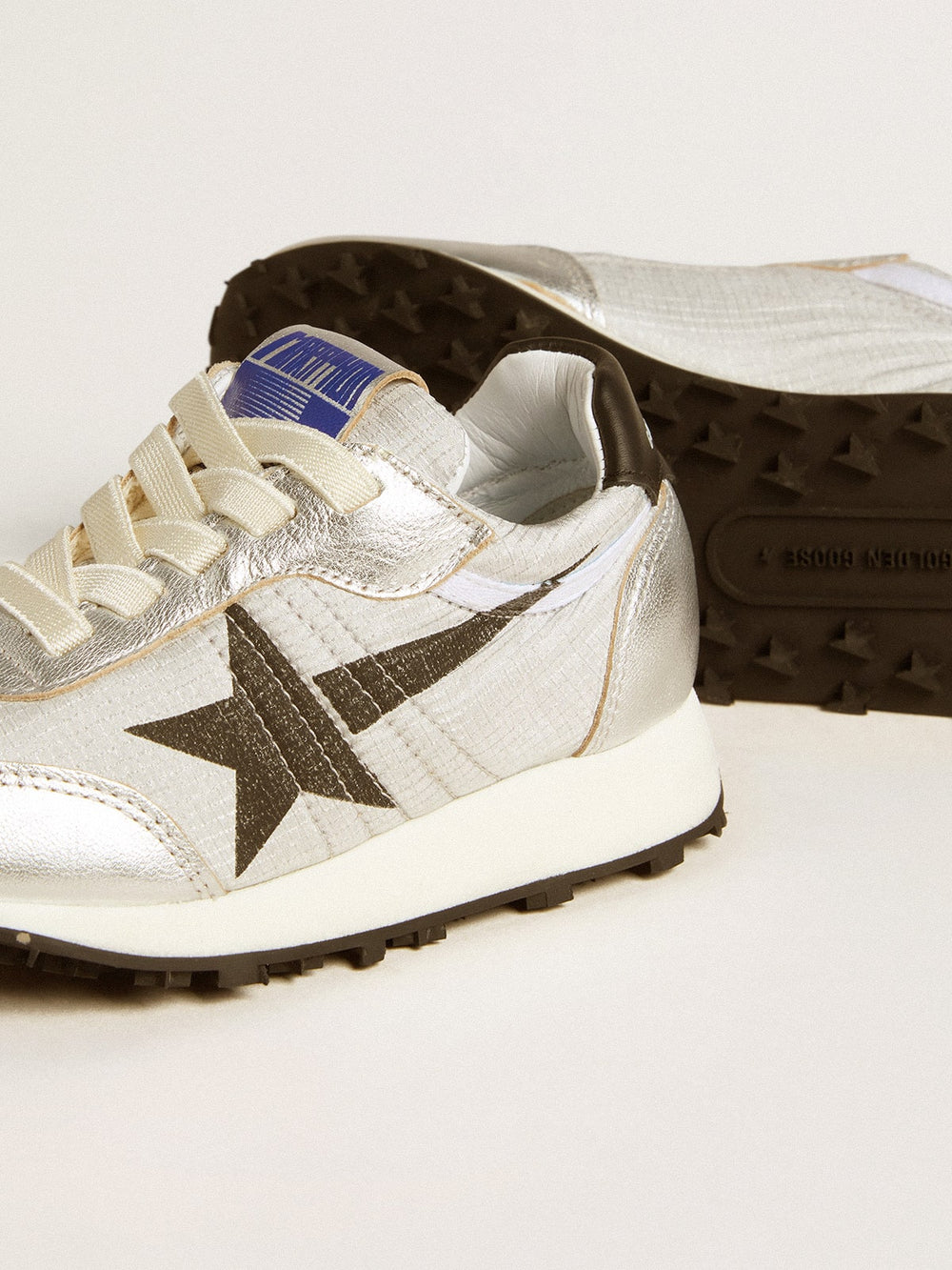 Junior Marathon in silver nylon with black star and leather heel tab