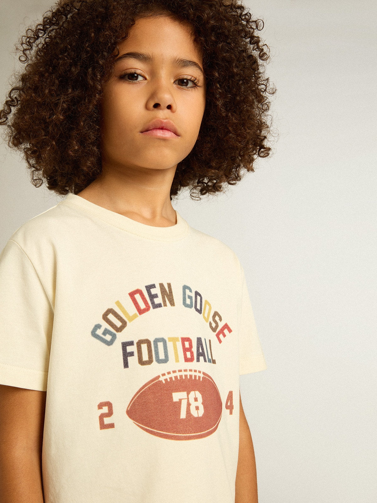 Boys’ T-shirt in worn white with multicolor lettering
