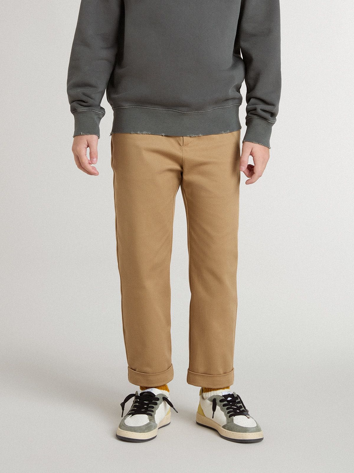 Kids’ chinos in tobacco-colored cotton