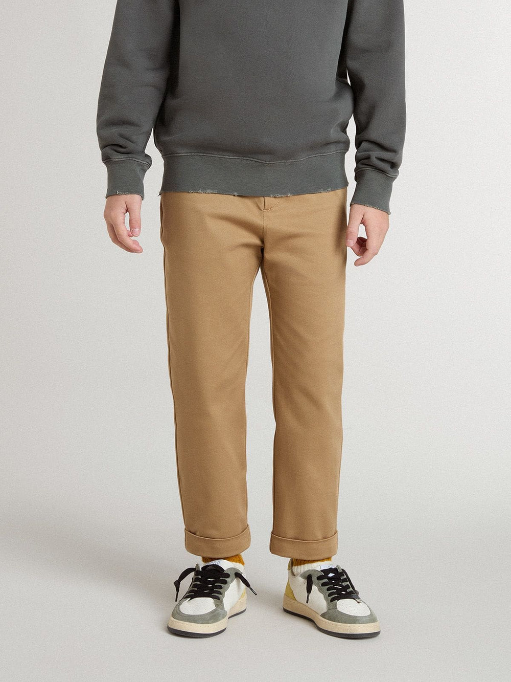 Kids’ chinos in tobacco-colored cotton
