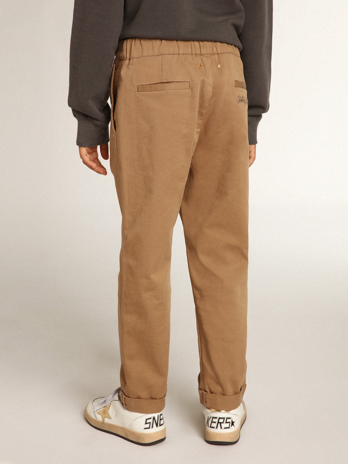 Boys’ chinos in caramel cotton