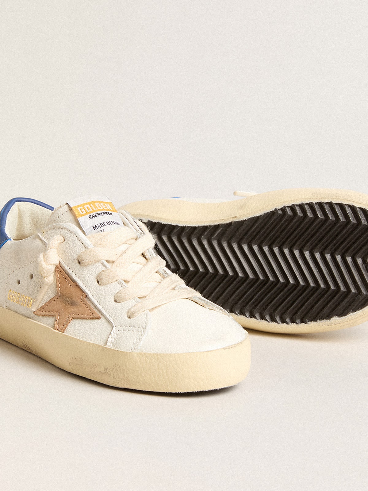 Junior Super-Star in nappa leather with a beige star and blue heel tab
