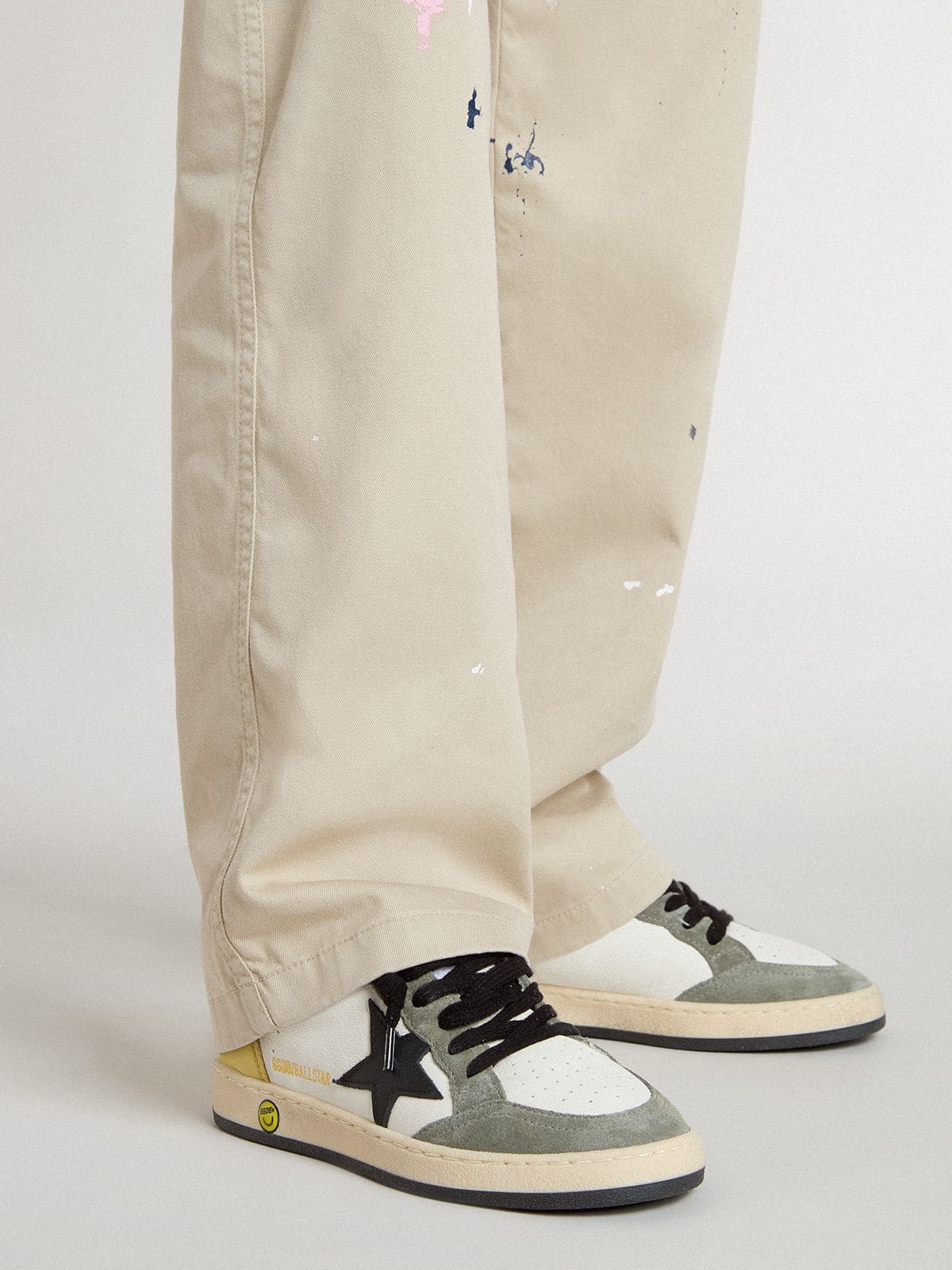 Junior Ball Star in white nappa with dark green suede inserts and black star